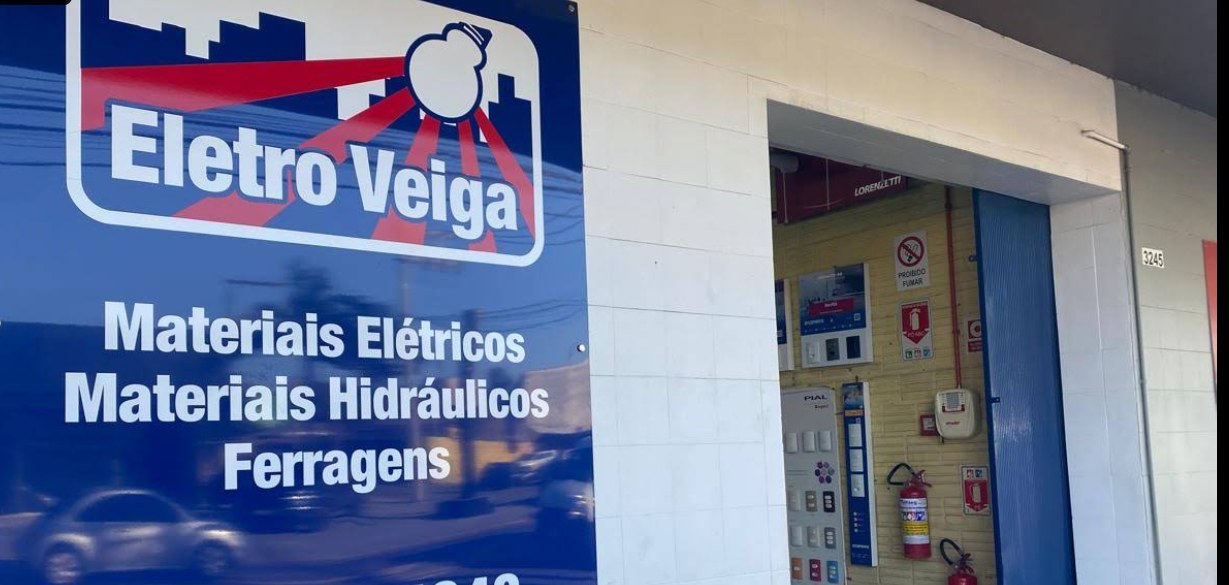 Placa da Eletro Veiga com materiais elétricos, hidráulicos e ferragens